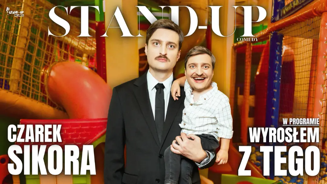 Plakat przedstawiający Czarka Sikorę trzymającego siebie w wieku dziecięcym. W tle plac zabaw dla dzieci