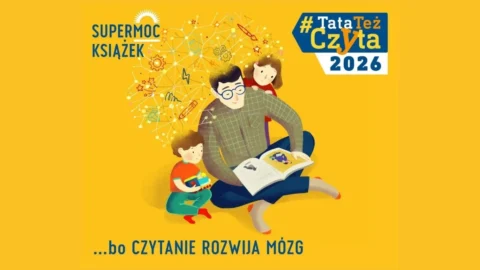 Ilustracja przedstawia mężczyznę w okularach czytającego dzieciom książkę. Na ilustracji znajdują się hasła programu Tata też czyta 2026: "Supermoc książek" oraz "bo czytanie rozwija mózg"